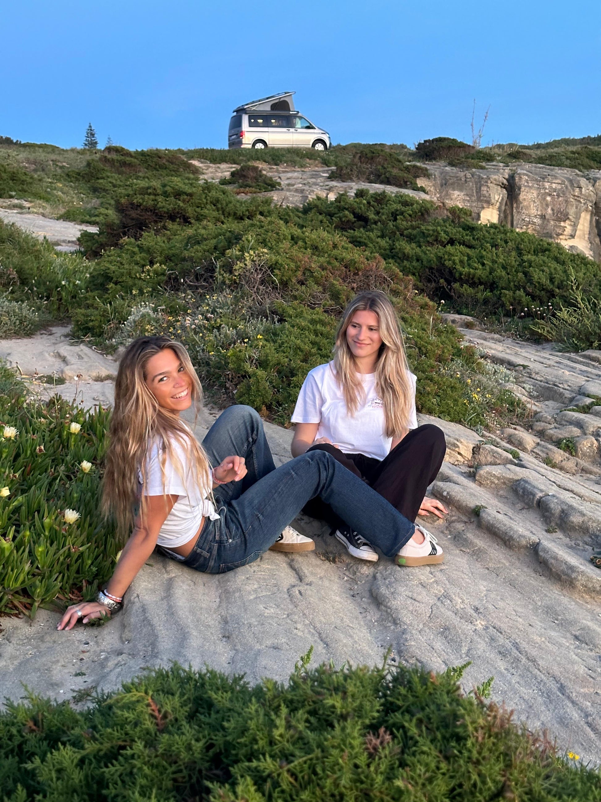 A roadtrip betweem two girls, chasing adventure with surfskate.